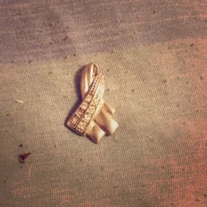 Silver ribbon necklace