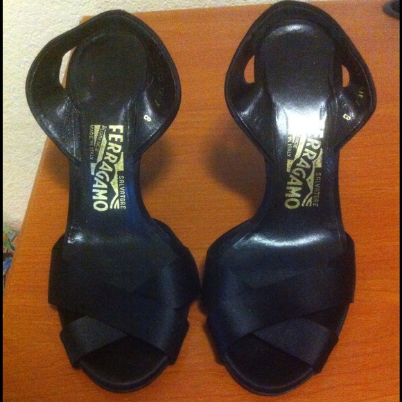 Salvatore Ferragamo satin sandals - Picture 1 of 3