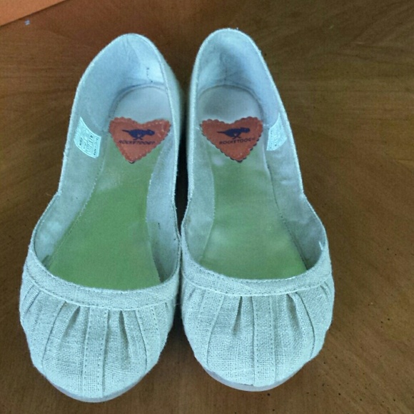 Natural looking canvas flats