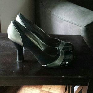 Black pumps