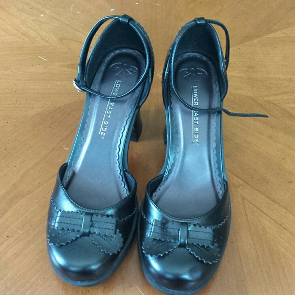 Super cute, black leather platform pumps