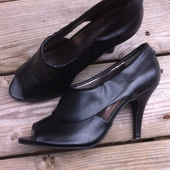 RAMPAGE trendy black peep toe heels. Size 8M