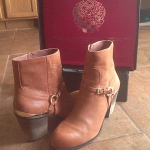 Vince Camuto Leather bootie 🌺 REDUCED🌺