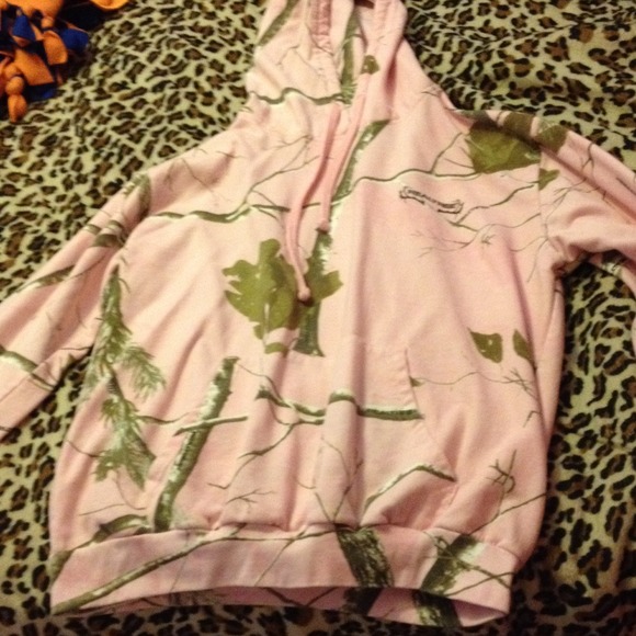Realtree pink camo hoodie!