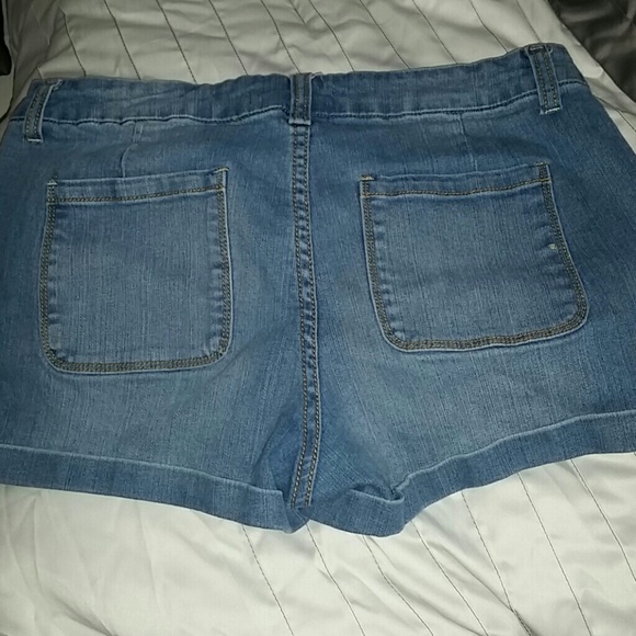 Shorts - Picture 2 of 4