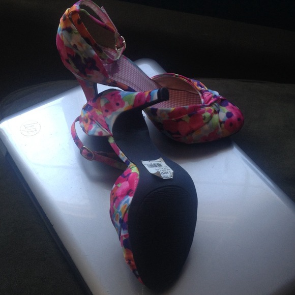 **SOLD IN BUNDLE** - Picture 3 of 4