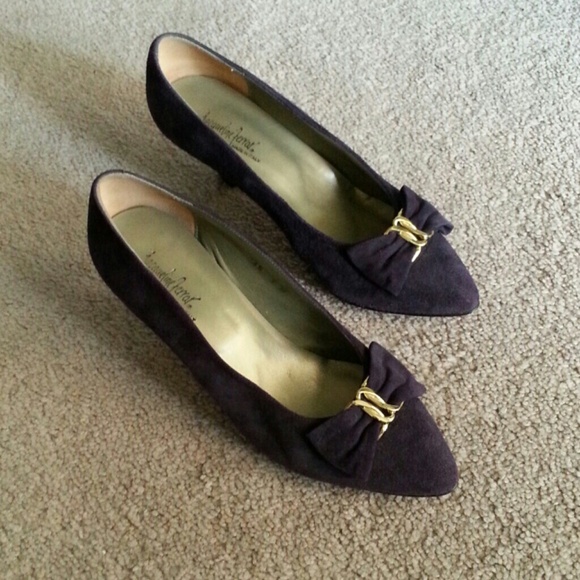 REDUCED! PURPLE SUEDE PUMPS W/GOLD ORNAMENT
