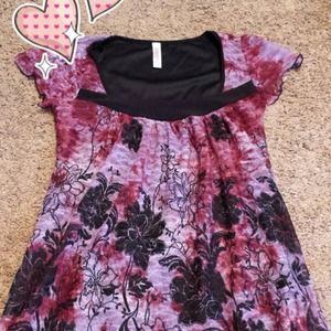 Short sleeve flower top. - size small