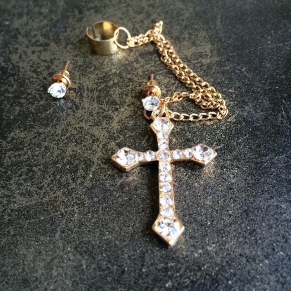 Jewelry - ☀️Gold Cross Ear Cuff☀️