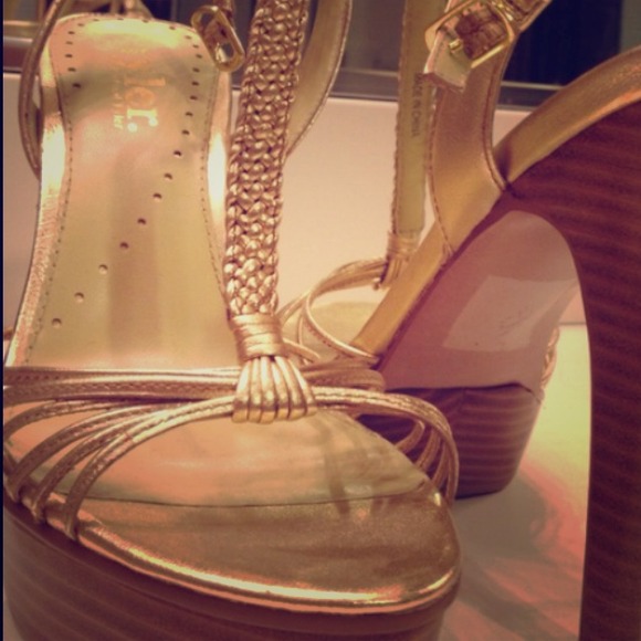 Gold heels - Picture 1 of 2