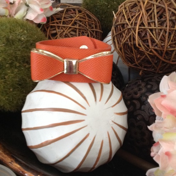 Adorable orange bow bracelet super cute 😊😉☺️