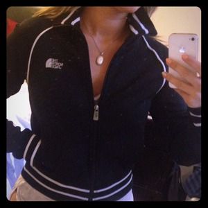 ⬇️price reduced‼️ Great North face shiny sweater!