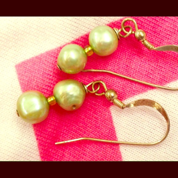 Pretty Light Green Pearl Earrings SS