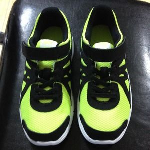 NIKE boys sz 1 boys running shoes