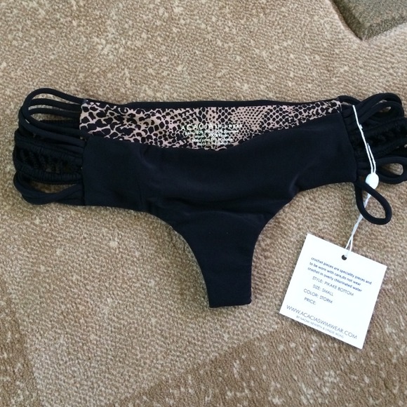 ❌SOLD❌ $75 🅿️🅿️ Acacia Pikake Storm Size Small