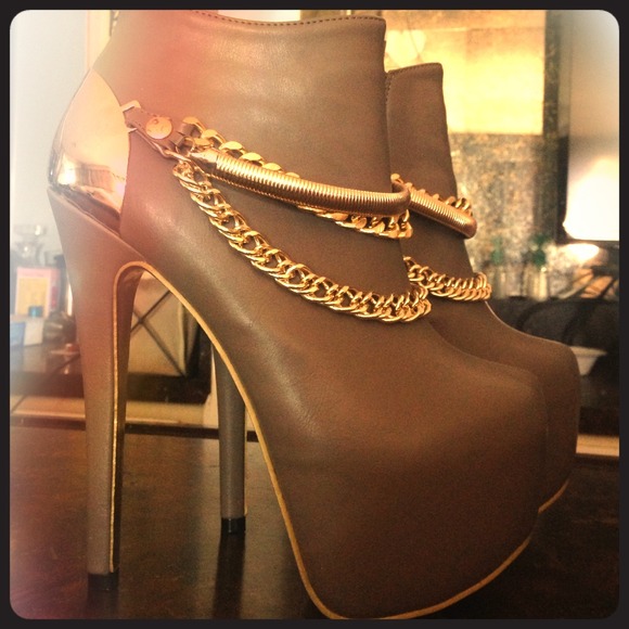 Privilege 6" gold chain heel