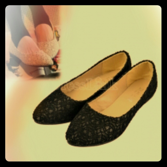 BEIGE OR BLACK FLATS