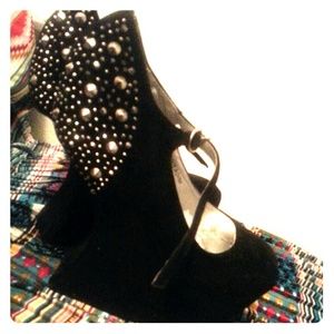 BLACKBEAUTYCurved wedges it studded top (back)