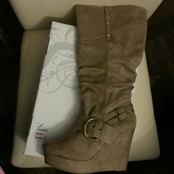 New Journeys Wonder Taupe Boots NWOT With box