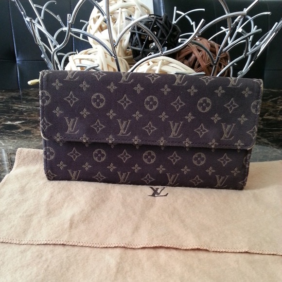 ***SOLD***Authentic LV Mini Lin Sarah Wallet
