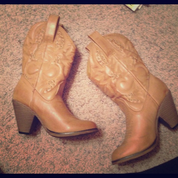MIA Boots - RESERVED!!!MIA western/cowgirl boots❤️