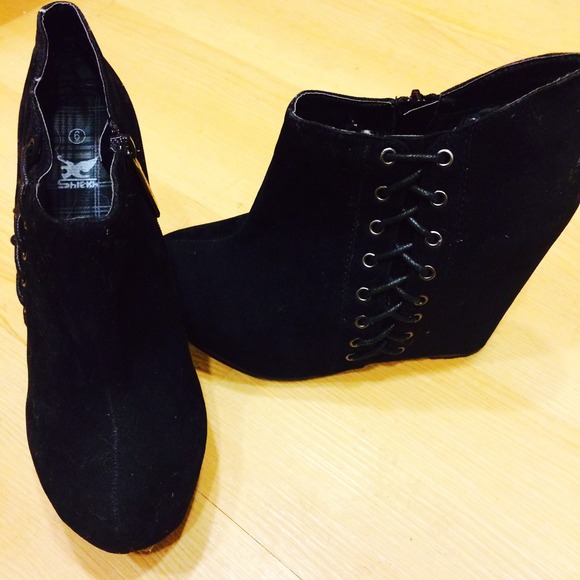 SOLD ❗️❗️Black Lace-Up Wedges