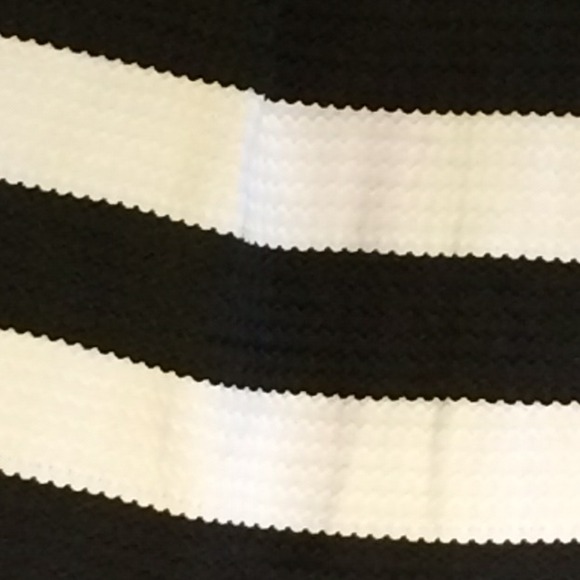 💐💐💐Spring Sale 🎉 HP Black & White Skater Skirt - Picture 2 of 3