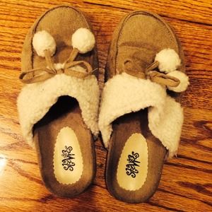 Cozy Pom Pom Slippers!!!!🎉