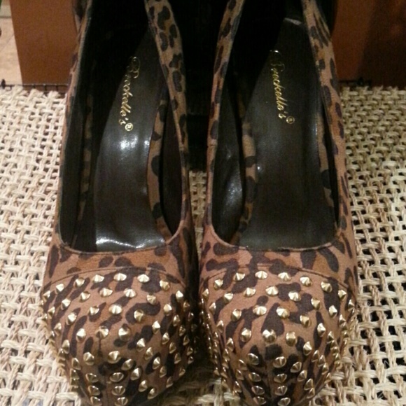 🎁 SOLD 🎁🎉 HP 9/13 Studded Leopard Heels - Picture 2 of 4
