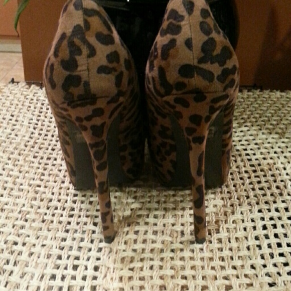 🎁 SOLD 🎁🎉 HP 9/13 Studded Leopard Heels - Picture 3 of 4