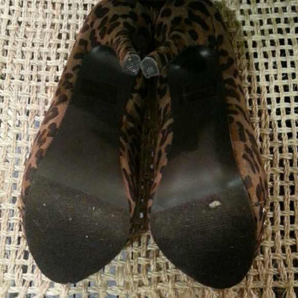 🎁 SOLD 🎁🎉 HP 9/13 Studded Leopard Heels - Picture 4 of 4