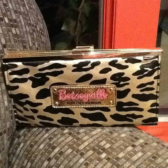 Betsey Johnson Clutches & Wallets - 🚫 SOLD! 🚫 Gold Leopard Print Clutch Wallet