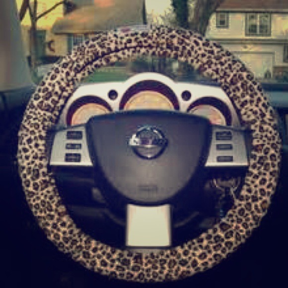 Beige cheetah print car stirring wheel