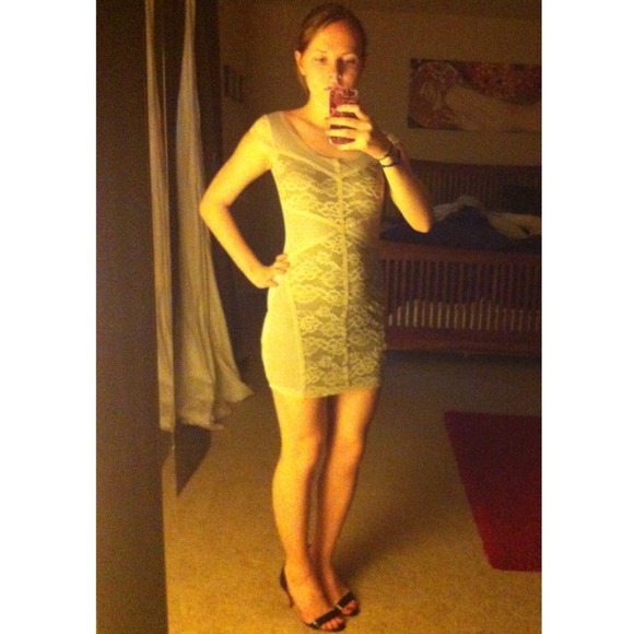 BUNDLED💋💋Beautiful tight lace dress - Picture 3 of 4