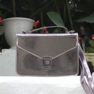 Urban Outfitters Bags - Silver Metallic Crossbody Urban Outfitters Bags - Silver Metallic Crossbody