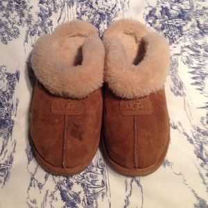 Women sz 9 UGG authentic Chestnut slides