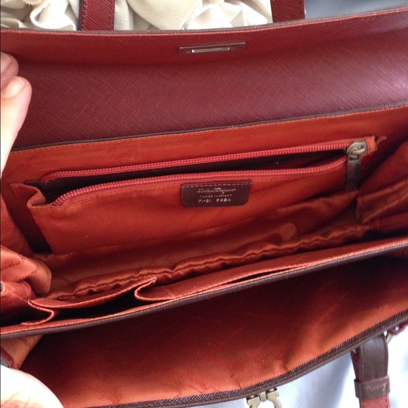 Gorgeous AUTHENTIC Salvatore Ferragamo bag - Picture 2 of 4