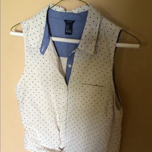 Forever 21 Tops - 🚫SOLD🚫Forever 21 top white with blue dots medium