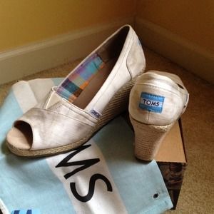 TOMS Grey Tie Dye Wedges 🎉ONE DAY SALE🎉