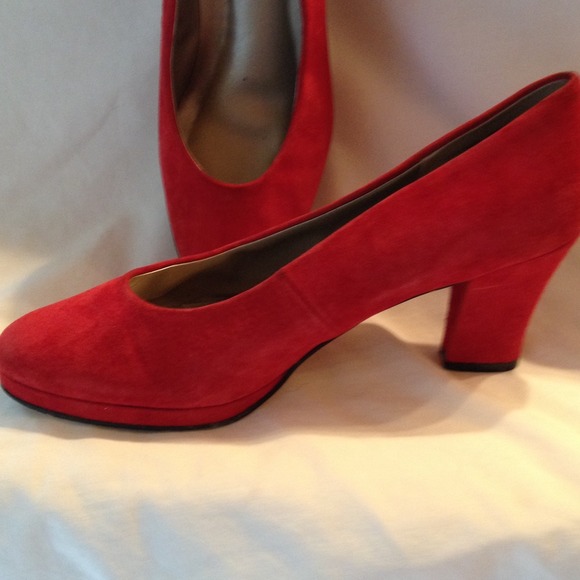✂️✂️PRICE CUT✂️✂️Red suede pumps