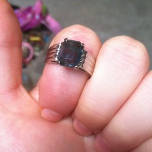 HOLD 18kt hge white gold ring beautiful blue stone