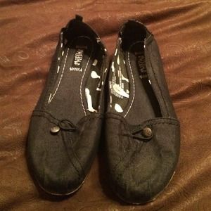 Black slip ons. Only wore one time