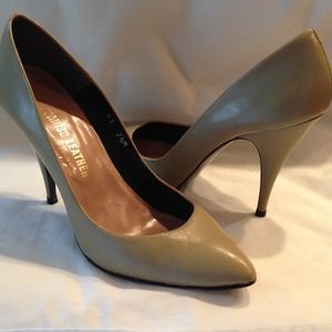 ✂️✂️PRICE CUT✂️✂️Spanish leather pump. Price Firm