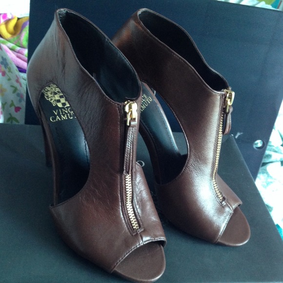 Vince Camuto brown leather sandal/bootie w/ zipper