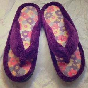 😍Slippers that are flip-flops. 😘