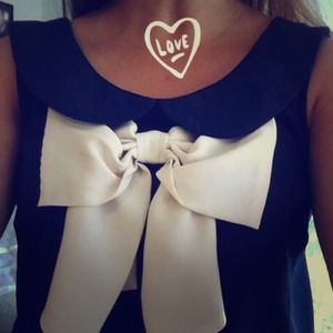 Sleeveless bow shirt