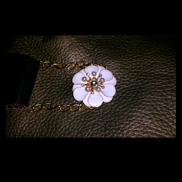 Beautiful bracelet with large white flower accent - Picture 1 of 1