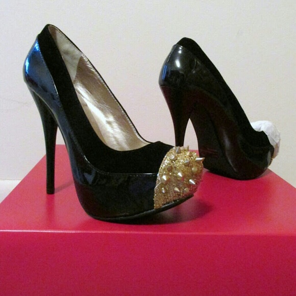 A'Gaci Gold Toe-Studded Black Pumps