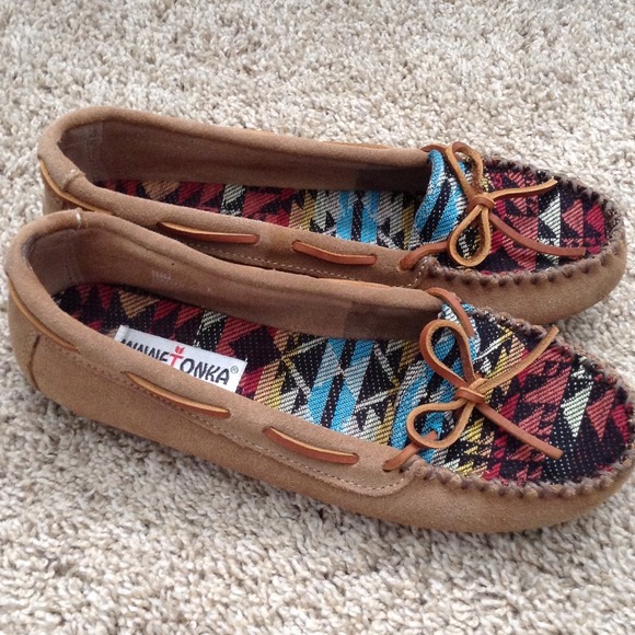 Minnetonka tribal colored leather shoes 9 !