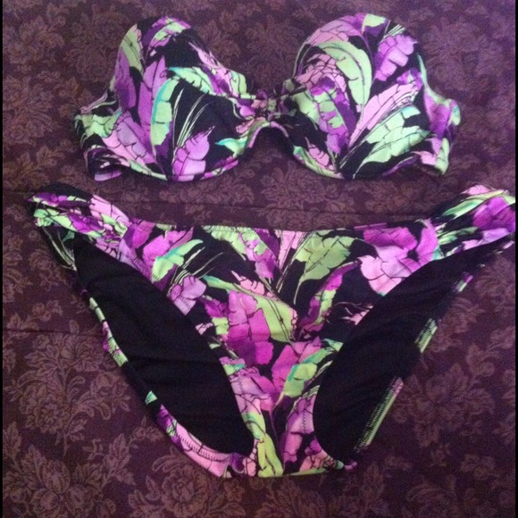 VS feathered bathing suit bundle 45$